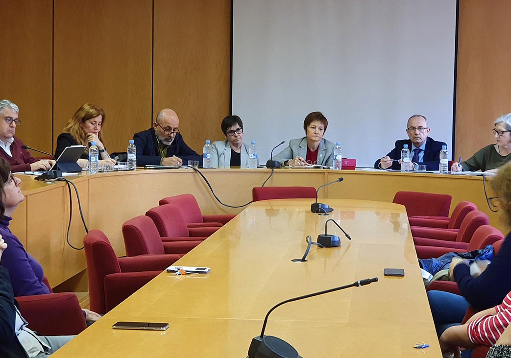 La rectora, cinc membres del Consell de Direcció de la Universitat i la degana de la Facultat, Rosa M. Bo Bonet escolten les intervencions del PAS del centre